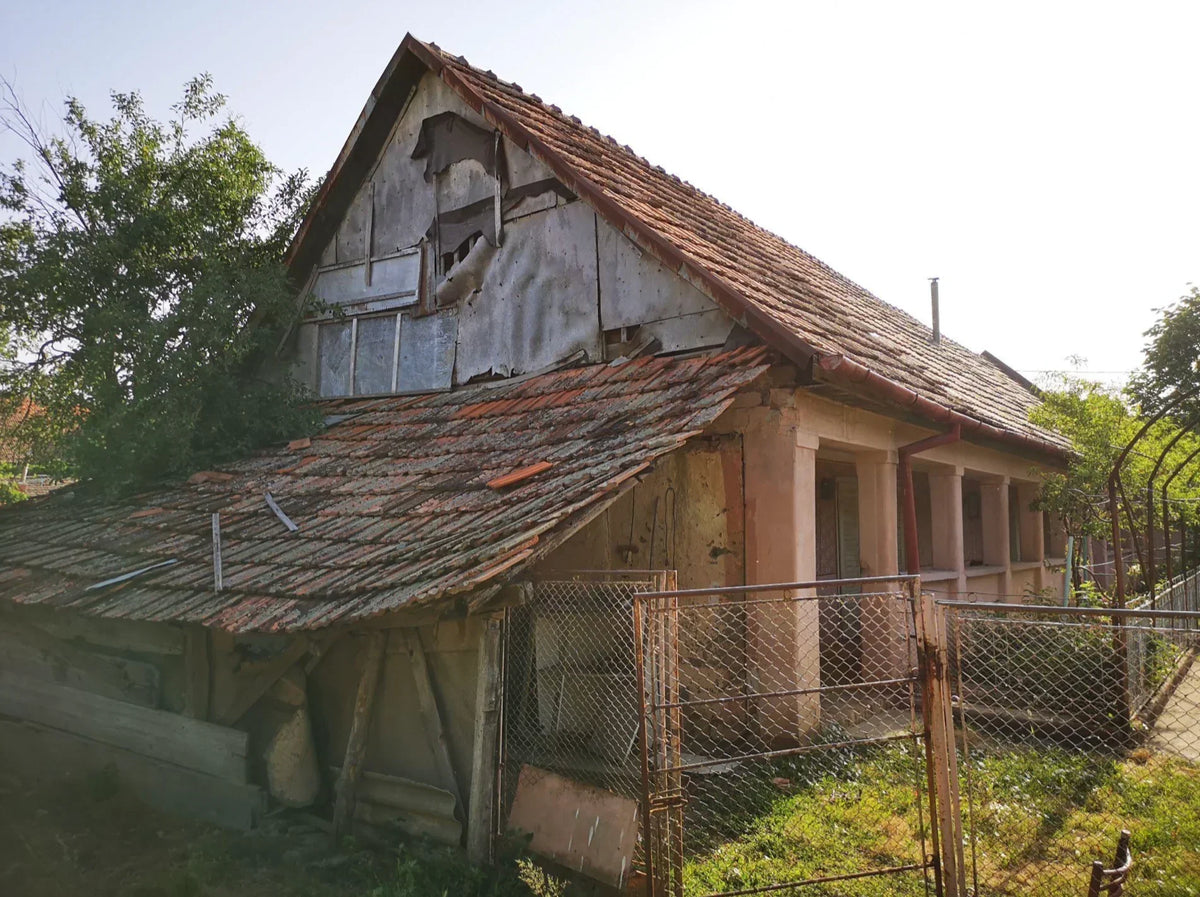 Planificarea lucrărilor când renovăm o casă veche de la țară cu pereți din chirpici sau paiantă